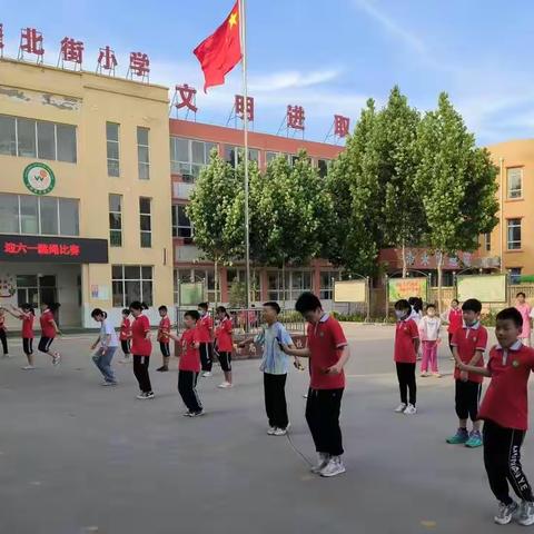 东静庵北街小学迎六一跳绳比赛