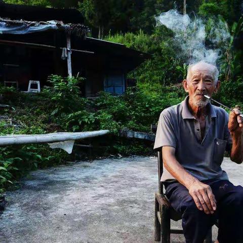 没有钱的老年人，即使儿女孝顺，但也是包袱和累赘。