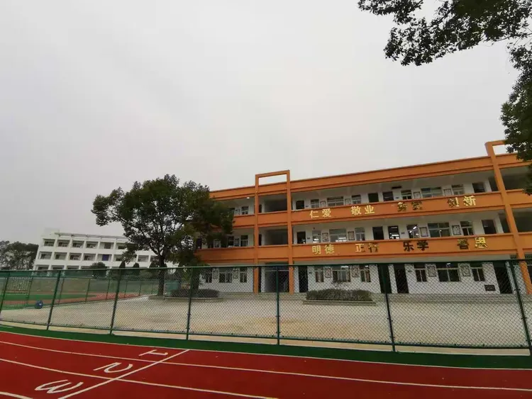 工山镇中心初中开展"千名教师进万家"寒假大走访活动为全面贯彻