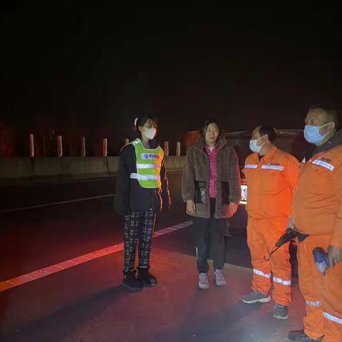通源公司员工热心帮助司机修车，以真情服务暖人心