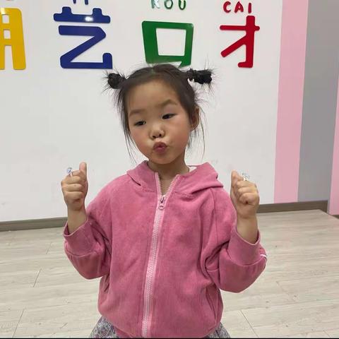朗艺小主持2023.4.22基础（13）班课堂小结.1.口部操2.回课《回乡偶书》3.学习《狗熊和狐狸》