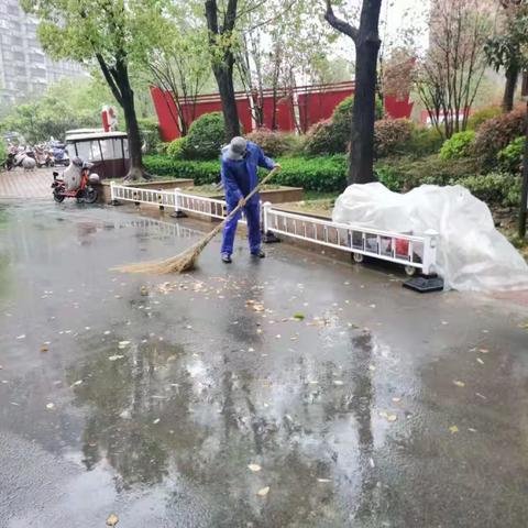 【东城区天宝路街道和天下社区】组织清理雨后路面积水，保障居民便利出行