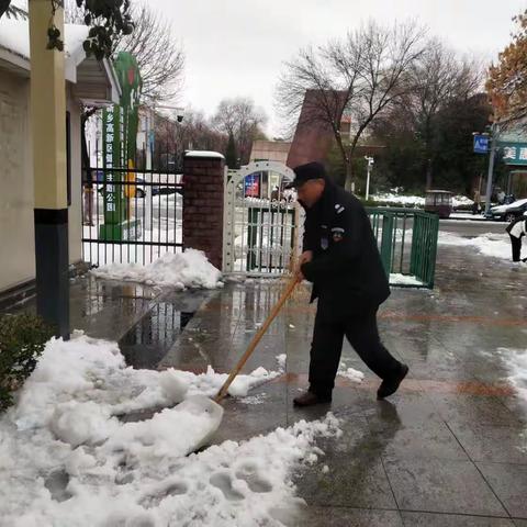 扫雪铲冰扛起铁锹 责任在肩 品质公园为游客群众铲出一条“幸福平安路”