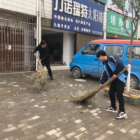 今天，第56个“学雷锋日”！          ——马嵬初中团委开展学雷锋志愿者活动