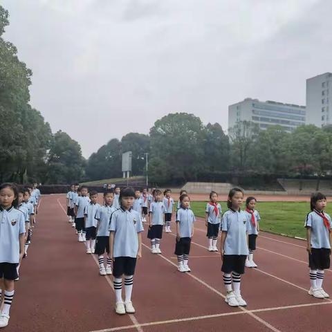 品爱国诗歌  扬红色精神 ——龙川 一（4）班第16周升旗仪式