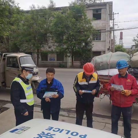 凤翔大队纠违期间开展“一盔一带”主题宣传