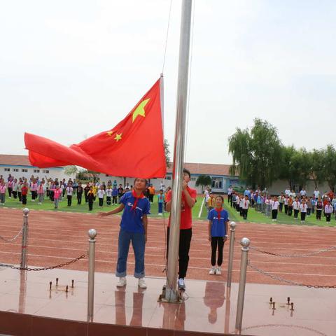 铸牢中华民族共同体意识 — 西拉沐沦苏木胡日哈中心小学举行新学期升国旗仪式