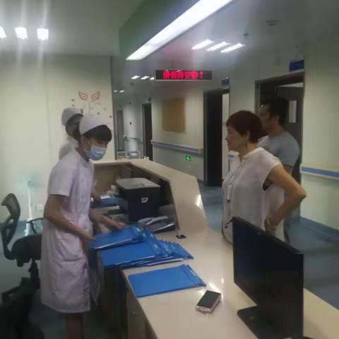 我院吴莉娟院长带领后勤科检查国庆假日期间我院各项工作