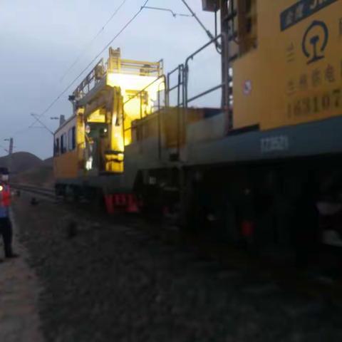 吸取教训灭隐患 绝缘子更换保质量