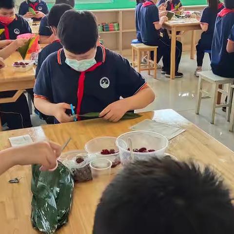 落实“双减”政策，寓劳动于教育——记实验小学五年级（2）班“巧手粽情”劳动教育课