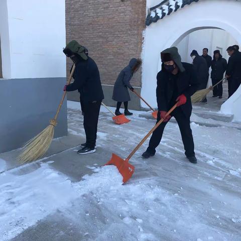 昌马镇领导干部热火朝天扫雪