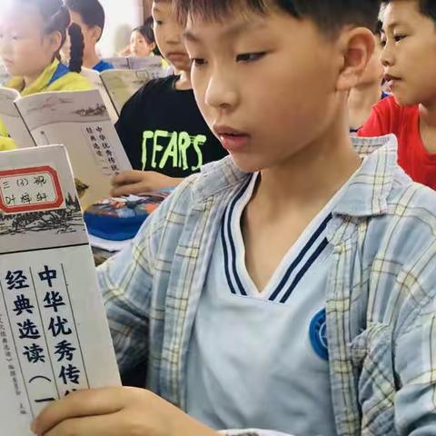 诵中华经典 做儒雅少年