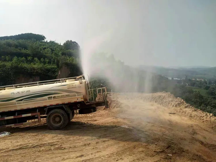 米南大挖方采用湿法作业