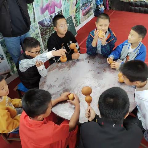 芒市第七小学新阳六中队—红领巾小分队“我与葫芦做朋友”的葫芦绘画活动