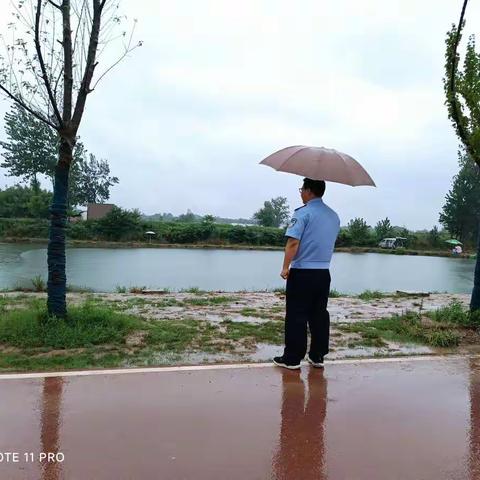 鸣犊派出所开展河堤路巡查工作