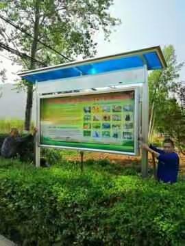 门口树立宣传牌 扫黑除恶路人知