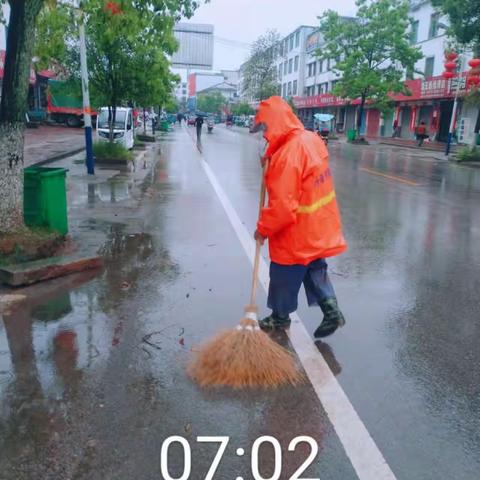 雨天作业不松懈，做好环境卫生保障工作！