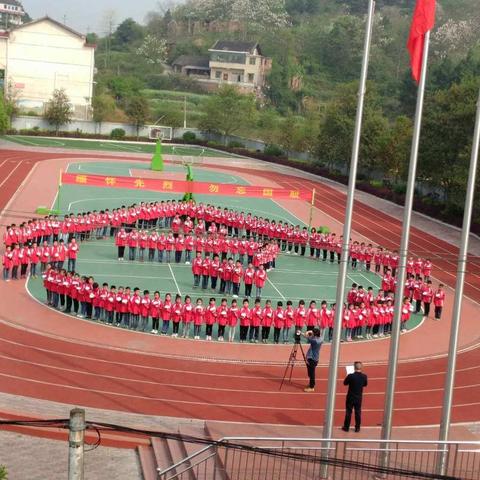 “缅怀先烈，勿忘国耻”                                     ——云水小学清明节活动