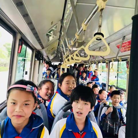 架研学之翼，翱翔理想之空。                        ——使张小学研学之旅