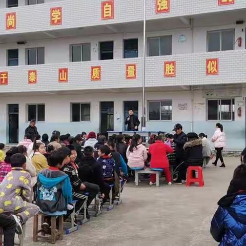 用心陪伴，静待花开——彭坊小学家长会