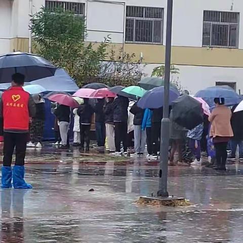 雨中护航 传递温暖——记海政里小区党员志愿者服务先锋队