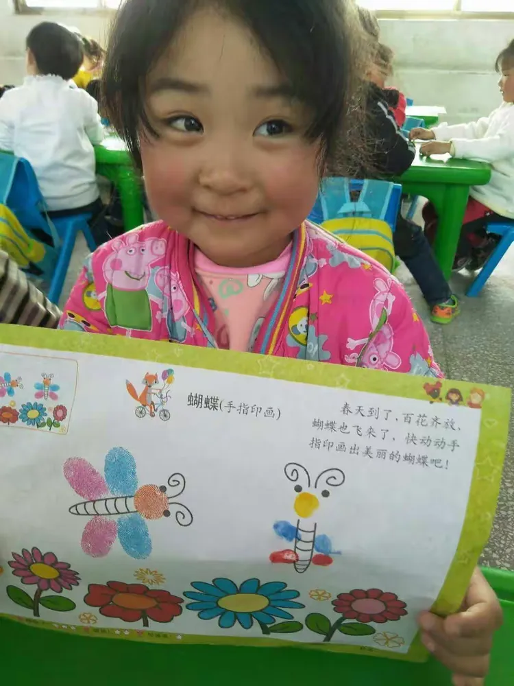 天才幼儿园苗苗一班手指印画《蝴蝶》