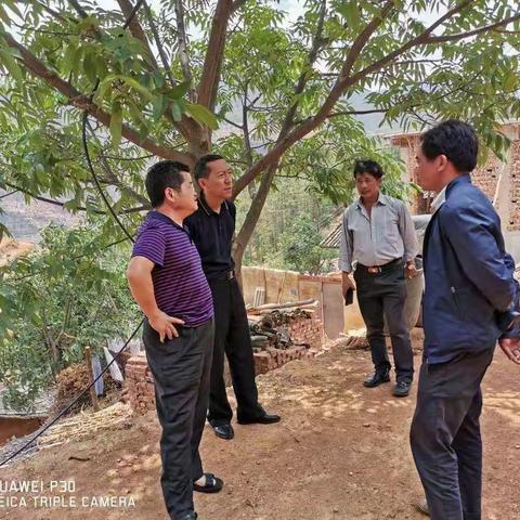 县人大常委会副主任吴明泽深入皎平渡镇卢家坪村委会指导脱贫攻坚迎国检工作