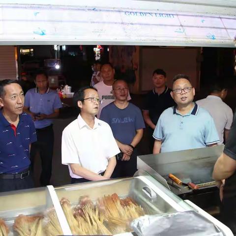 县人大常委会主任张光文调研地摊经营情况