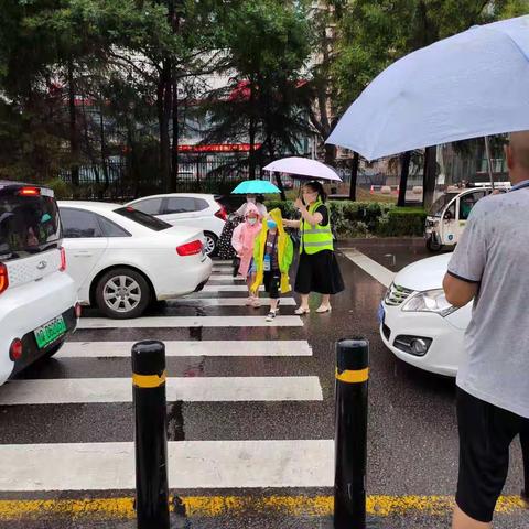 风雨中爱的坚守—记北城小学2018级1班家长护学行动