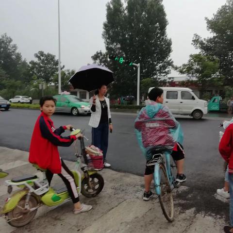 曹庄学区孙堡营中心小学———雨中值班不言苦，尽职尽责