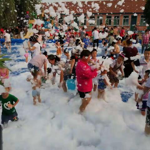 旭日幼儿园第二届“泡沫之夏”亲子活动圆满举行！