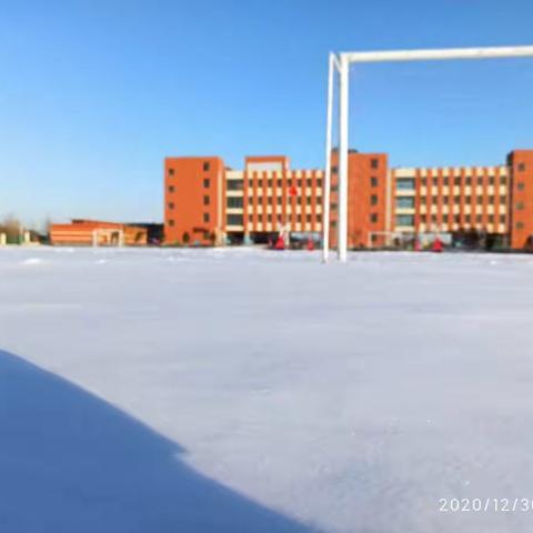 寒冬除雪，情暖校园——实验一小扫雪记实