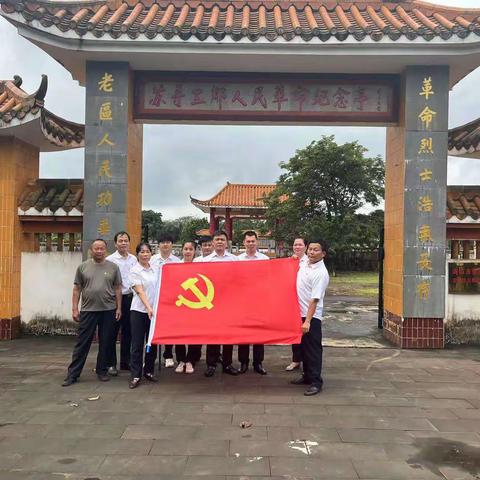 清明来临之际，为传承革命烈士爱国精神，中共瑞安市个民协商城分会支部委员会组织党员开展：祭扫烈士陵园。