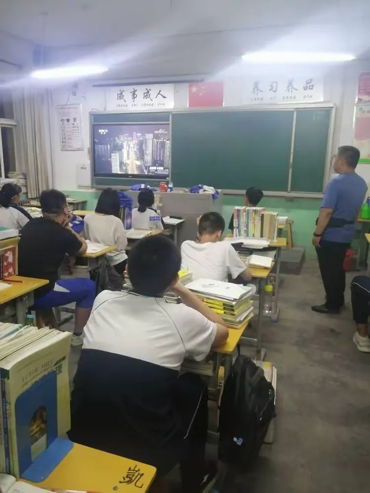 复兴区户村中学全体师生走进《开学第一课》