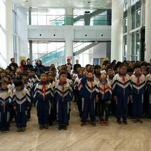 永靖县太极学区中庄中心小学一一学生们在青少年活动中心玩得多开心啊！