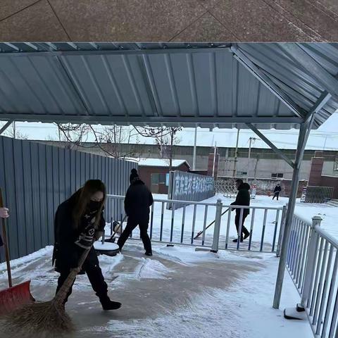 滦南考试场进行积雪清扫
