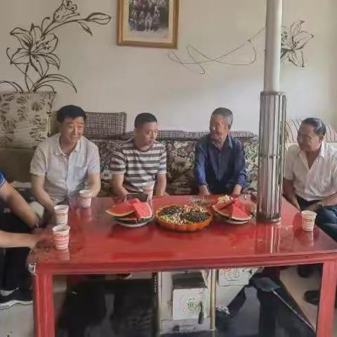 “为党旗添光彩，为群众办实事”——峰迭镇中心小学党支部开展“七一”走访慰问活动