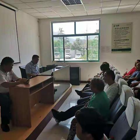 农业综合服务中心组织核桃种植户到冶河学习核桃低产园改造技术