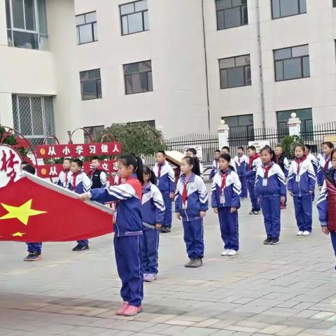 庆华小学举行“勤俭节约 远离浪费”主题升旗仪式