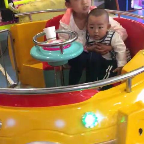 带着俩宝去逛街