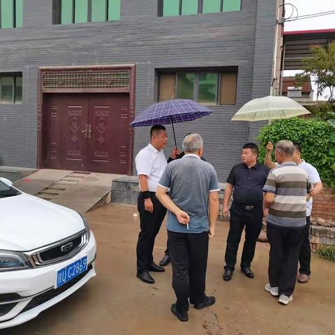 心系困难户冒雨送温情
