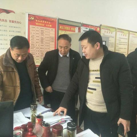 镇副镇长计堃带领扶贫办全体同志，赴各村督促检查“一补两送一议”工作