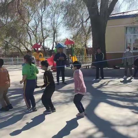海格小学举行春季跳绳、呼啦圈比赛
