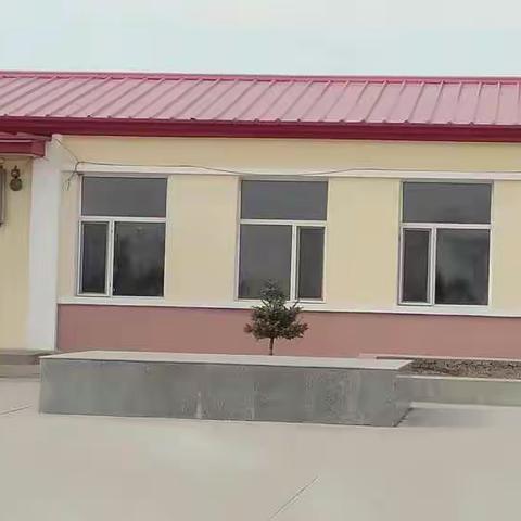 海格小学开展校园环境卫生清理活动