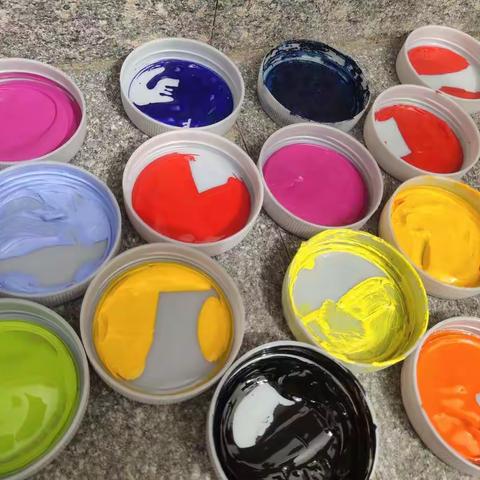 春意盎然，色彩斑斓。       “井”上添花，点缀致远。                                   --致远师生同绘校园