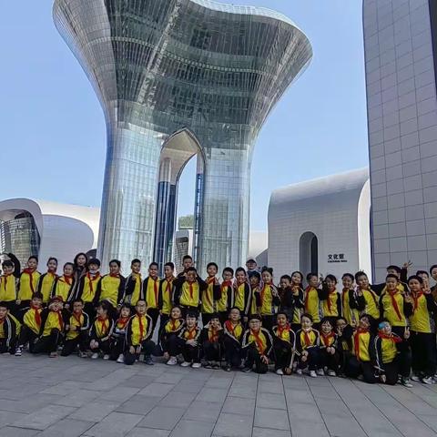 穿越时空隧道 领略文化乌市——记新疆教育学院实验小学三（2）班参观乌鲁木齐市博物馆