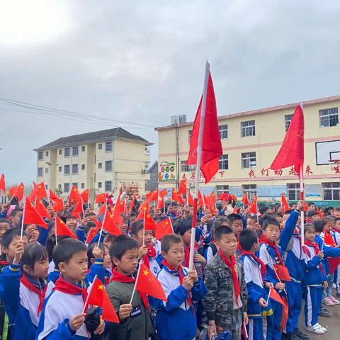 弹前中心小学开展庆建党100 周年徒步研学旅行活动