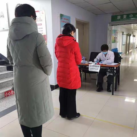 扛红旗 当先锋 文旅局支部带头接种新冠疫苗加强针  让党旗在疫情防控一线高高飘扬