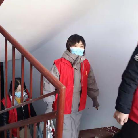 文旅局党员干部主动做好消杀工作