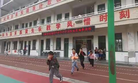 新晃县黄雷学校：坚持“清廉”建设                         筑牢“消防”意识